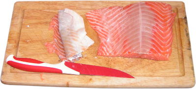 filet z �ososia norweskiego, ostry n�, drewniana deska do krojenia